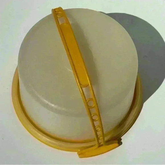 Cutest Tupperware Toy mini cake-taker complete with lid and handle - Picture 2 of 6